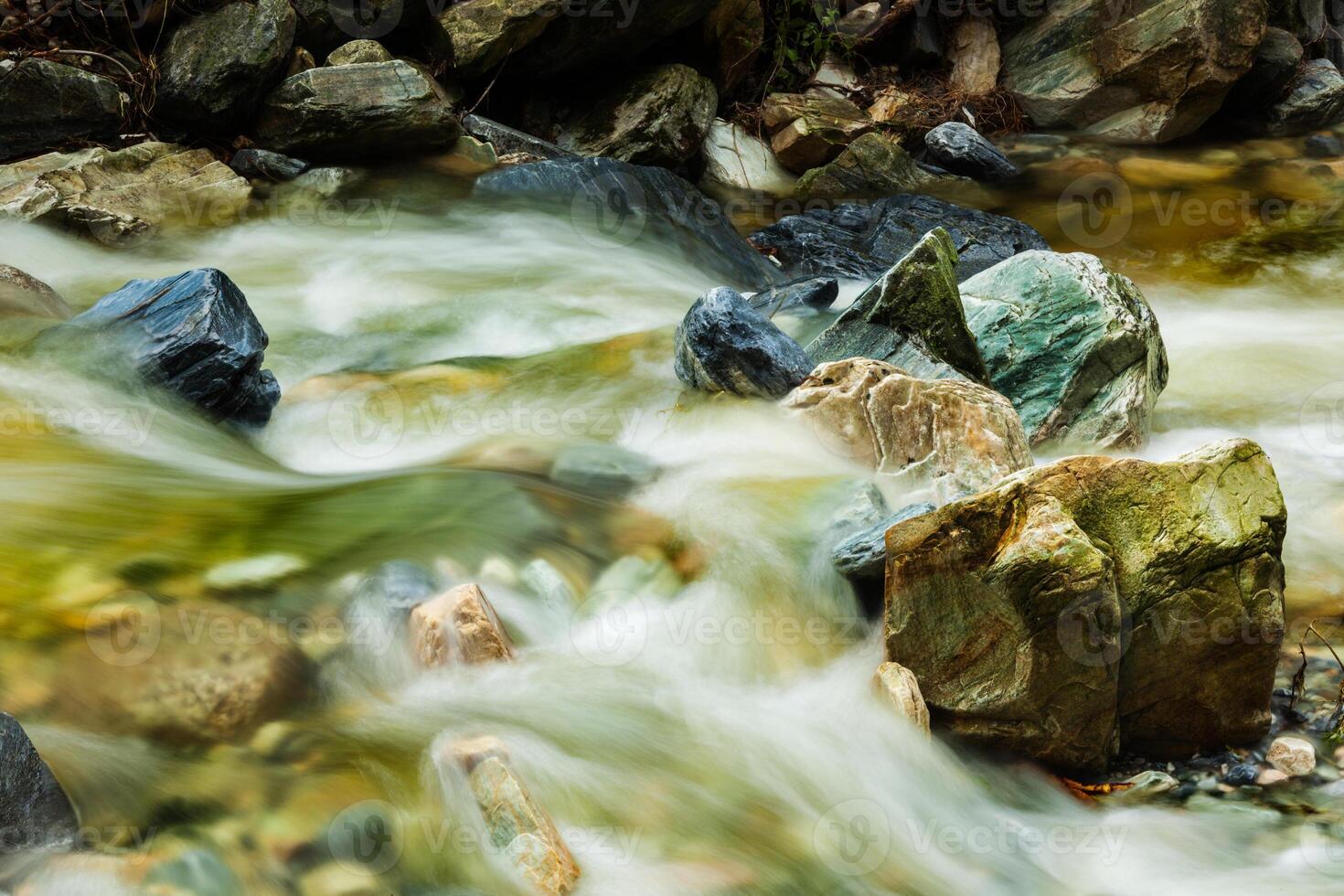 Berg Strom mit Wasser Bewegung verwischen foto