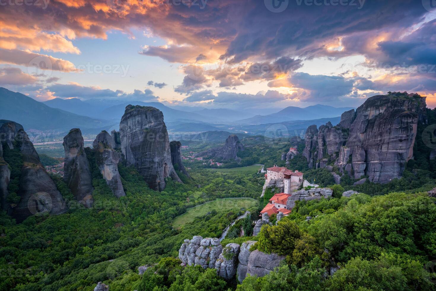 Sonnenuntergang Himmel und Klöster von Meteora foto