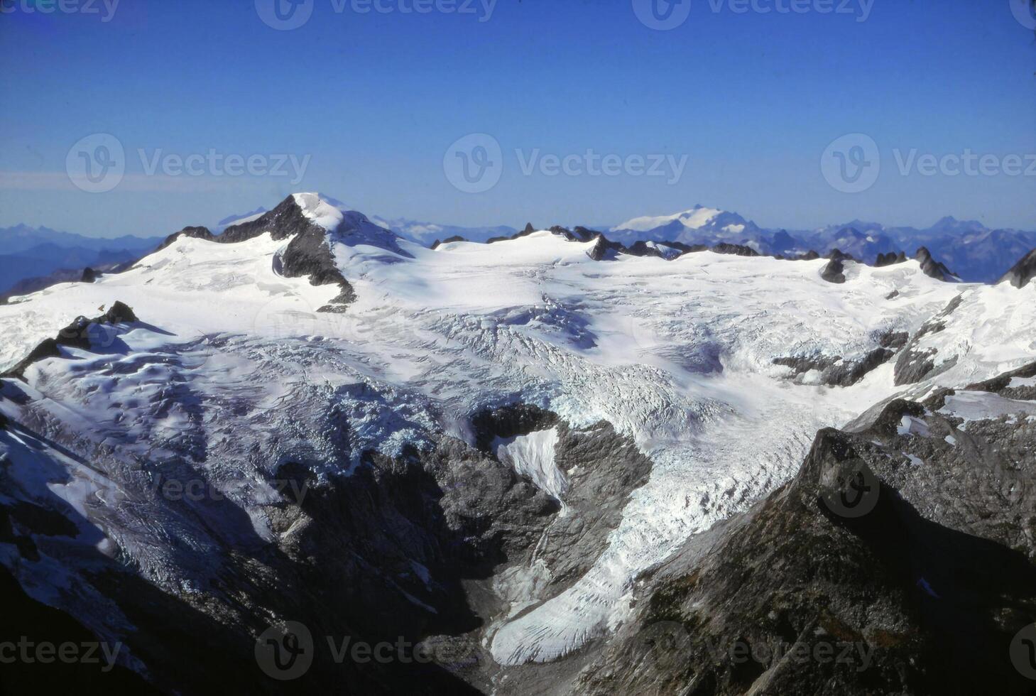 steil Berg Spitzen und Gletscher foto