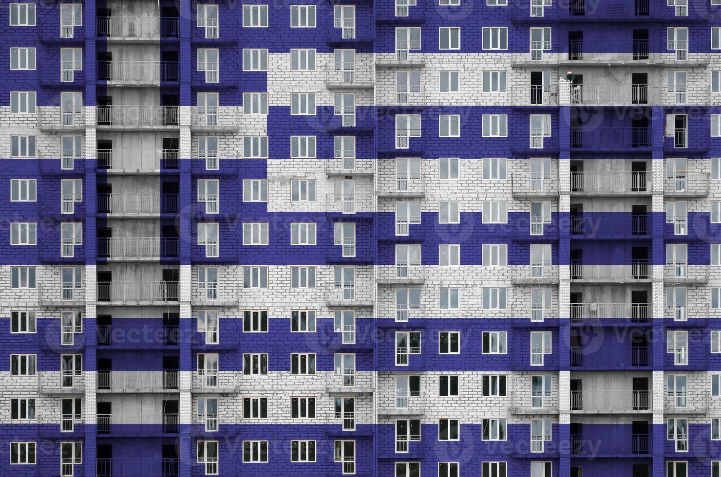 Griechenland Flagge abgebildet im Farbe Farben auf mehrstöckig wohnhaft Gebäude unter Konstruktion. texturiert Banner auf Backstein Mauer Hintergrund foto