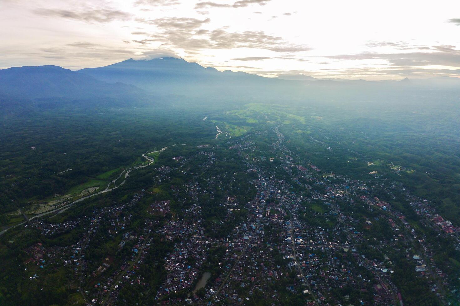 das Schönheit von das Morgen Panorama mit Sonnenaufgang im Indonesien Dorf foto