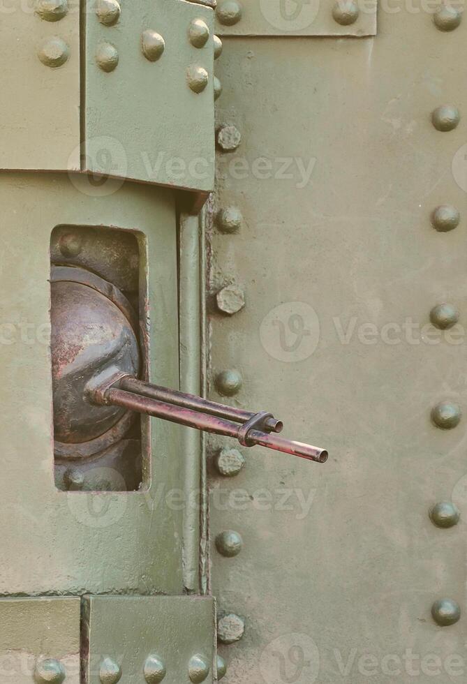 die Textur der Tankwand, die aus Metall besteht und mit einer Vielzahl von Schrauben und Nieten verstärkt ist. Bilder der Bespannung eines Kampffahrzeugs aus dem zweiten Weltkrieg mit einem gelenkten Maschinengewehr foto