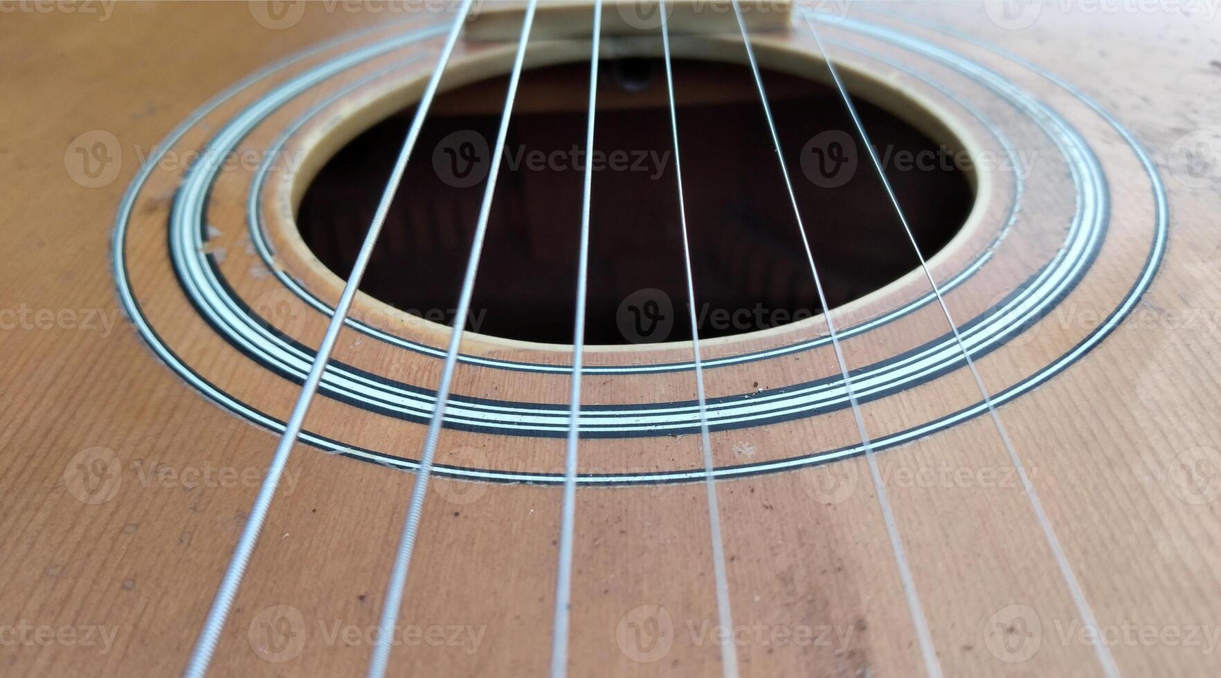 akustisch Gitarre im das Park mit flach Tiefe von Feld zum Hintergrund foto