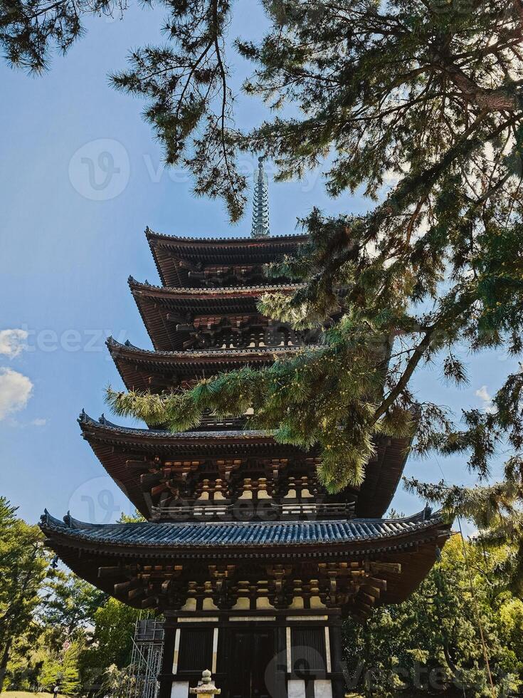 traditionell japanisch Schrein im das Blau Himmel foto