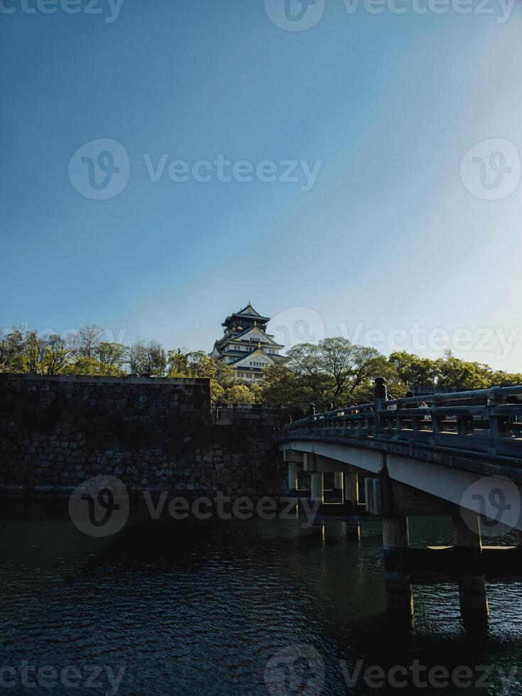 das Brücke Das führt zu ein Schrein foto