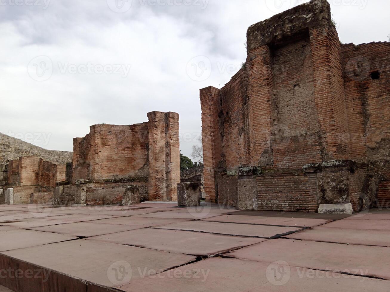 Pompeji, das uralt römisch Stadt begraben durch das Eruption von montieren Vesuv, steht wie ein UNESCO Welt Erbe Grundstück, Angebot ein einzigartig Blick in Täglich Leben während das römisch Reich. foto