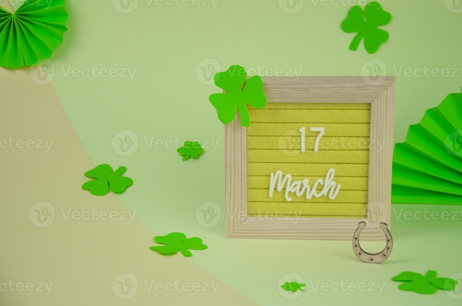st. Patrick's Tag Urlaub Konzept, Datum und Kleeblatt auf Hintergrund foto