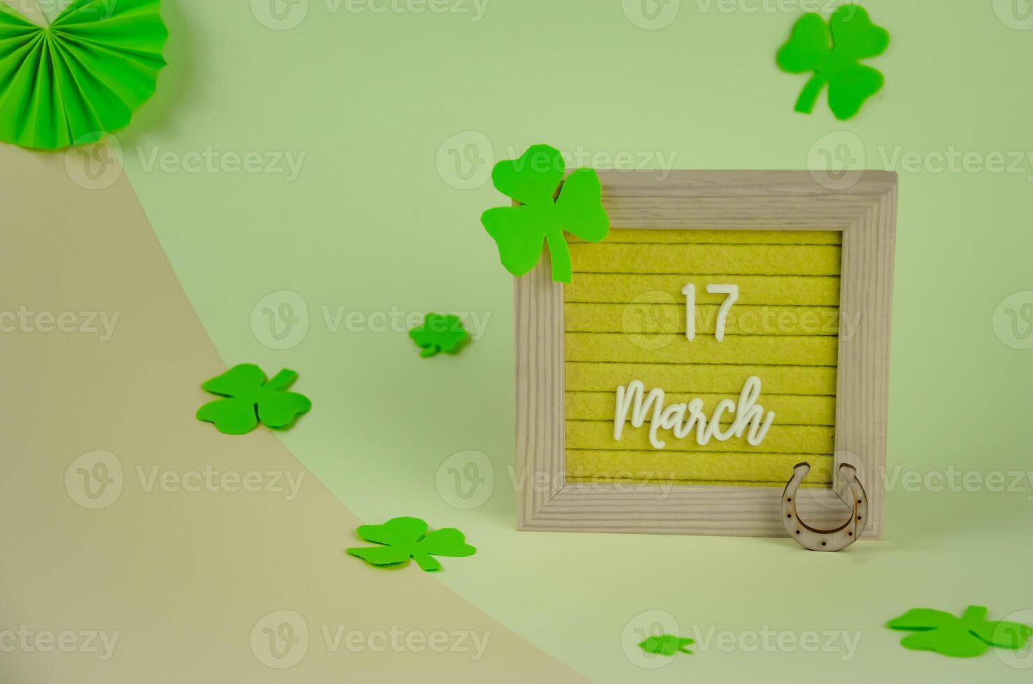 st. Patrick's Tag Urlaub Konzept, Datum und Kleeblatt auf Hintergrund foto