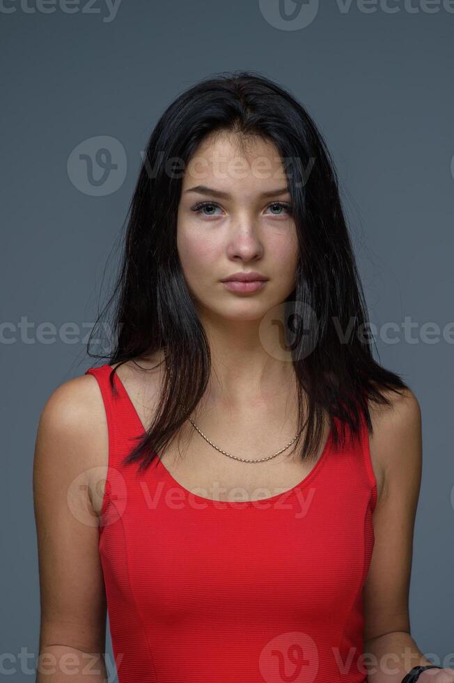 Studio Porträt von ein jung Mädchen im ein rot Kleid 2 foto