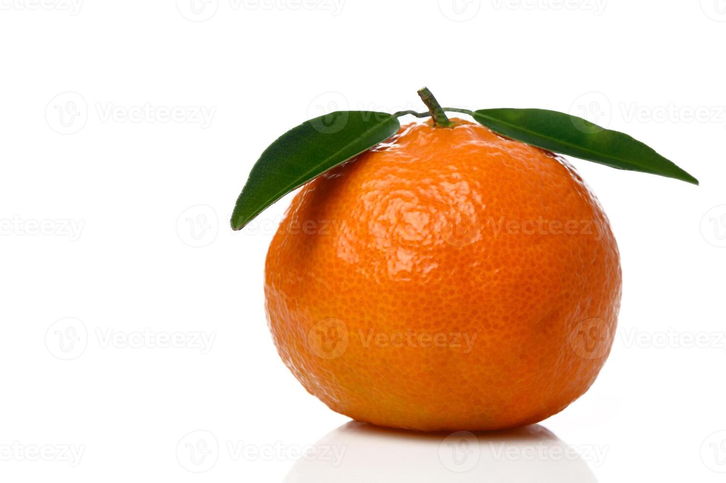 Mandarine oder Clementine mit Grün Blatt isoliert auf Weiß Hintergrund 1 foto