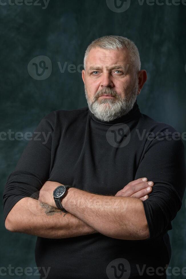 Studio Porträt von ein brutal Mann mit ein grau Bart 2 foto