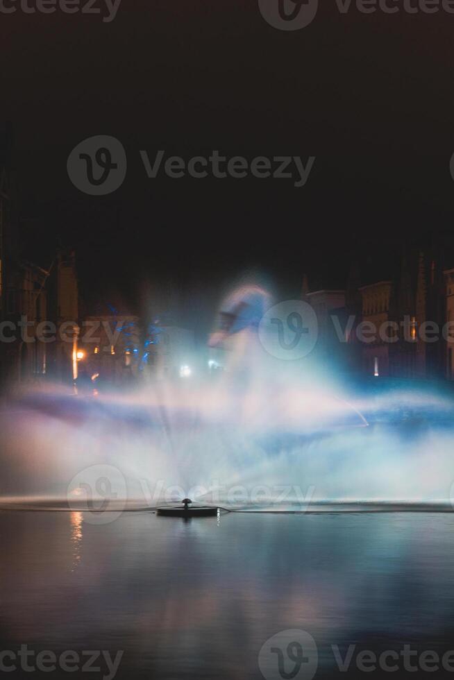 Weihnachten Licht Show im das bilden von das Schwan tanzen auf das Wasser Kanal im das historisch Kreis im Brügge, Belgien. romantisch Szene foto