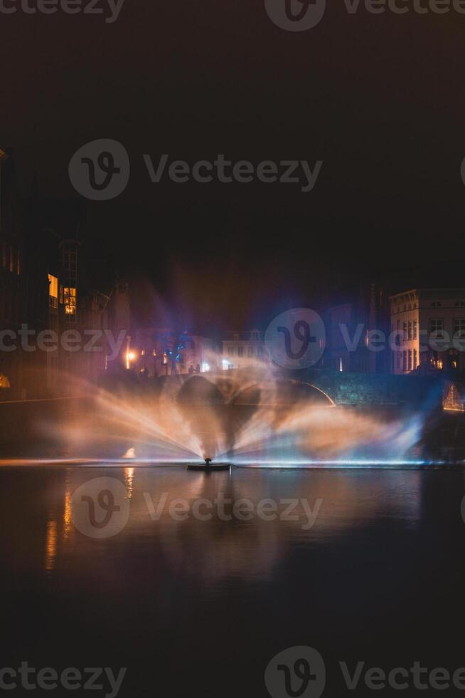 Weihnachten Licht Show im das bilden von das Schwan tanzen auf das Wasser Kanal im das historisch Kreis im Brügge, Belgien. romantisch Szene foto