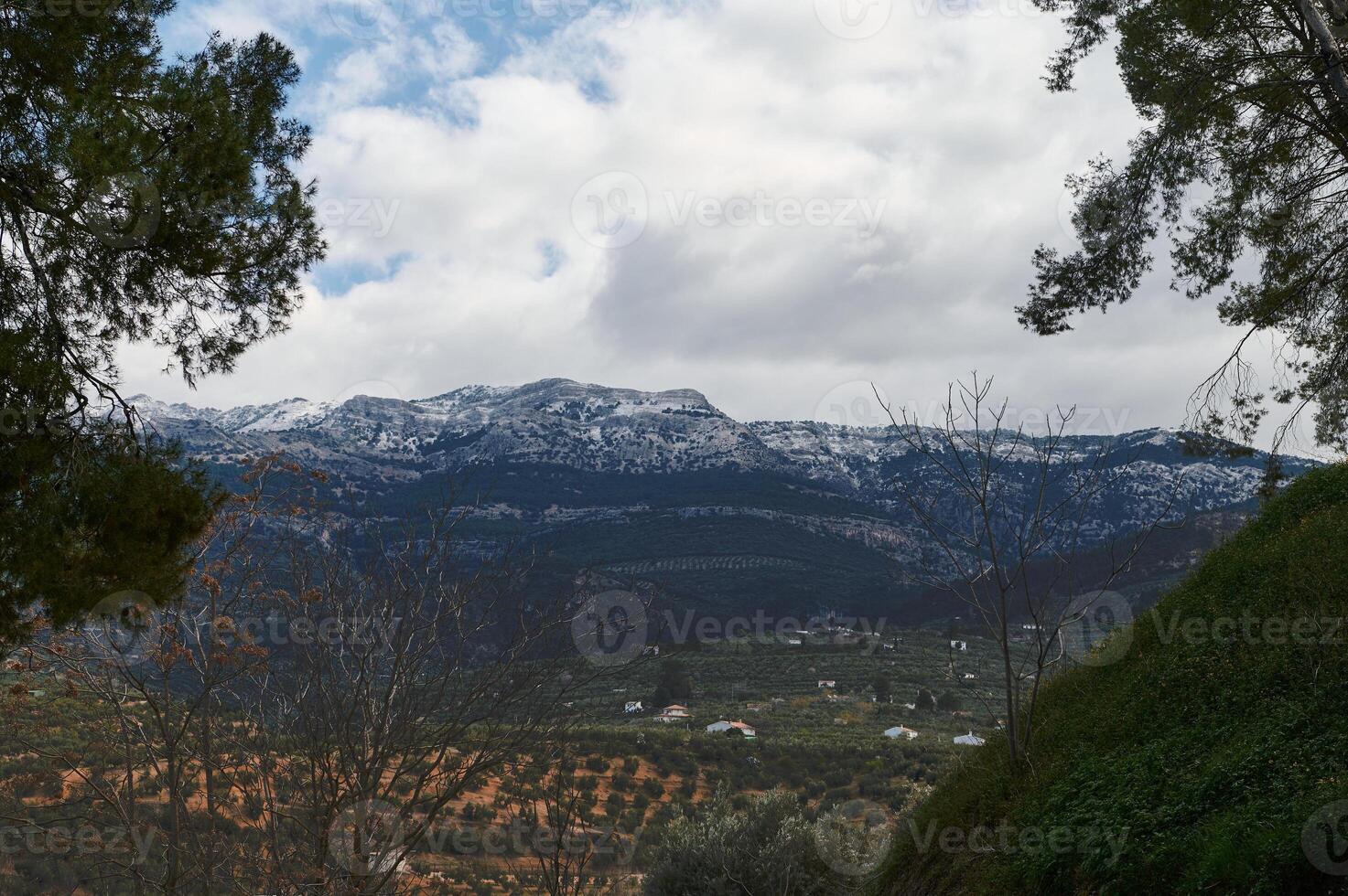 Sierra de Cazorla im Provinz von jaen, Spanien. Aussicht von enorm Berge mit Schnee auf das Berg Gipfel. Landschaft. Natur foto