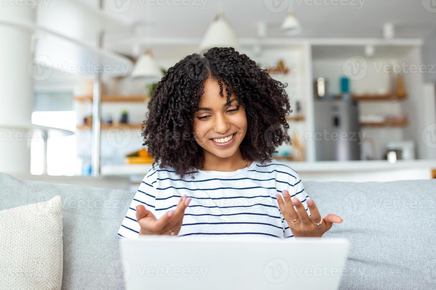 jung Frau winken beim Laptop und reden zu ihr freunde über Video Forderung, Frau Schüler reden durch Video Konferenz Forderung, weiblich Lehrer Trainer unterrichten durch Webcam, online Ausbildung, E-Coaching Konzept foto