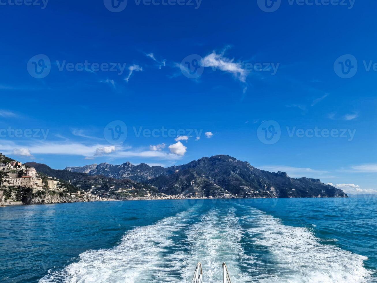 das großartig Amalfi Küste im Italien ist gefeiert zum es ist atemberaubend Küsten Ausblicke, charmant Dörfer, und Reich kulturell Erbe. foto