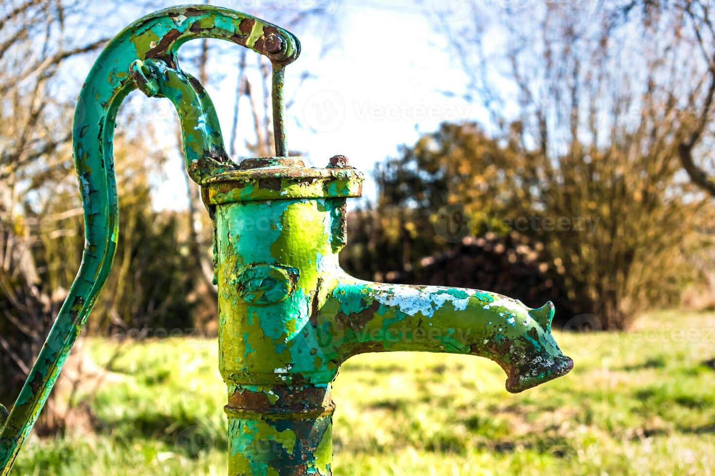 alt Hand Wasser Pumpe auf ein Gut im das Garten, Bewässerung und Speichern Wasser, ländlich Umwelt foto