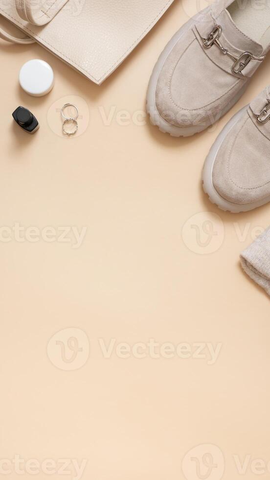 eben legen Damen Schuhe, Tasche und Kosmetika mit Kopieren Raum oben Aussicht foto