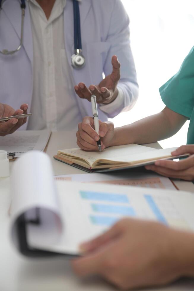 medizinisch Mannschaft Treffen um Tabelle im modern Krankenhaus foto