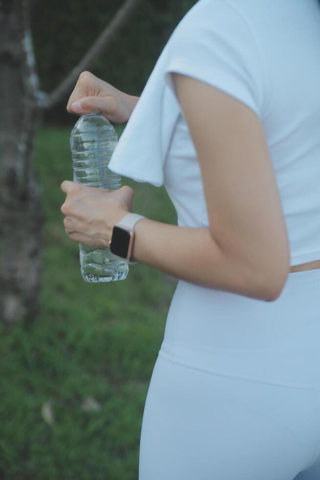 jung Frau Trinken Protein Shake draußen foto