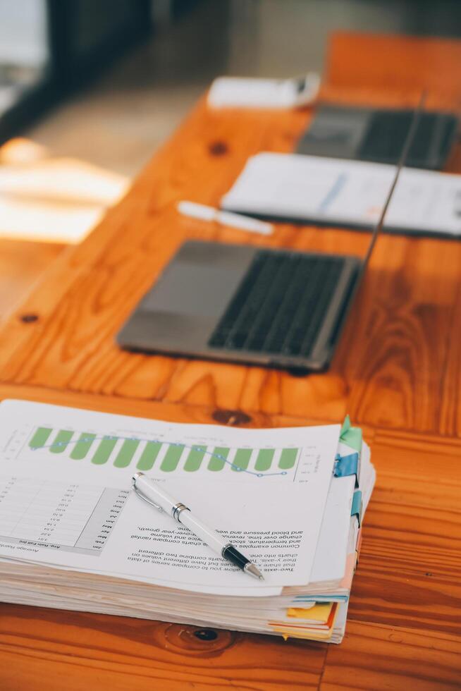 kreativ Mannschaft diskutieren Über Arbeit beim Büro, klein Geschäft Zusammenarbeit Hobeln Geschäft Strategie, Büro Leben foto