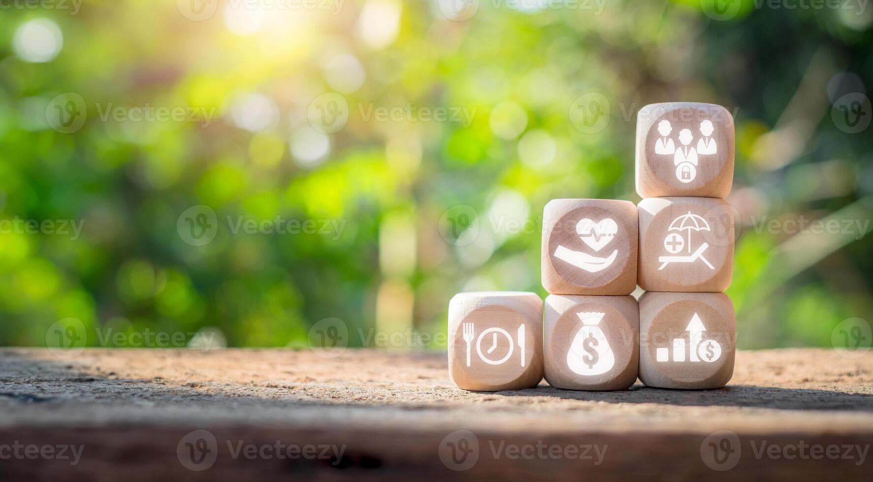 Mitarbeiter Leistungen Konzept, hölzern Block auf Schreibtisch mit Mitarbeiter Leistungen Symbol auf virtuell Bildschirm. foto