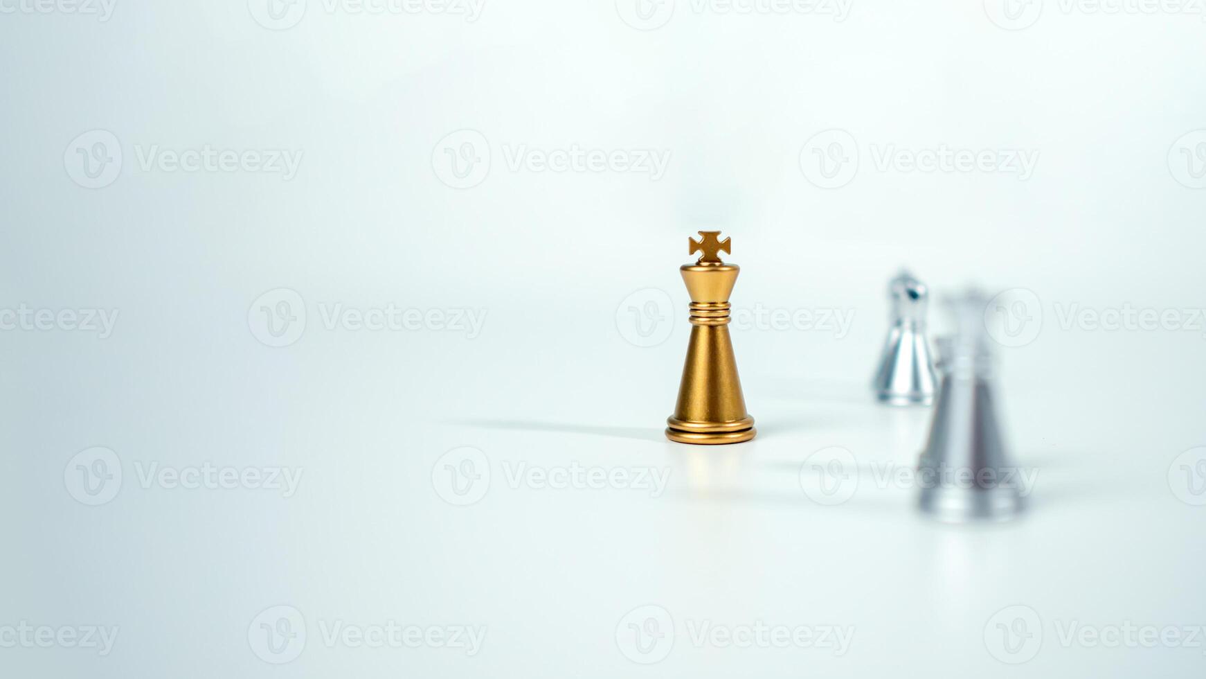 golden König Schach auf das Tafel im Vorderseite von Silber Schach Stücke auf Weiß Hintergrund mit Kopieren Raum, Führung, Kämpfer, Geschäft Führung, Wettbewerb, Konfrontation, und Geschäft Strategie Konzept. foto