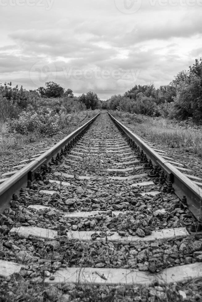 Fotografie zum Thema Eisenbahnstrecke nach dem Passieren des Zuges auf der Eisenbahn foto