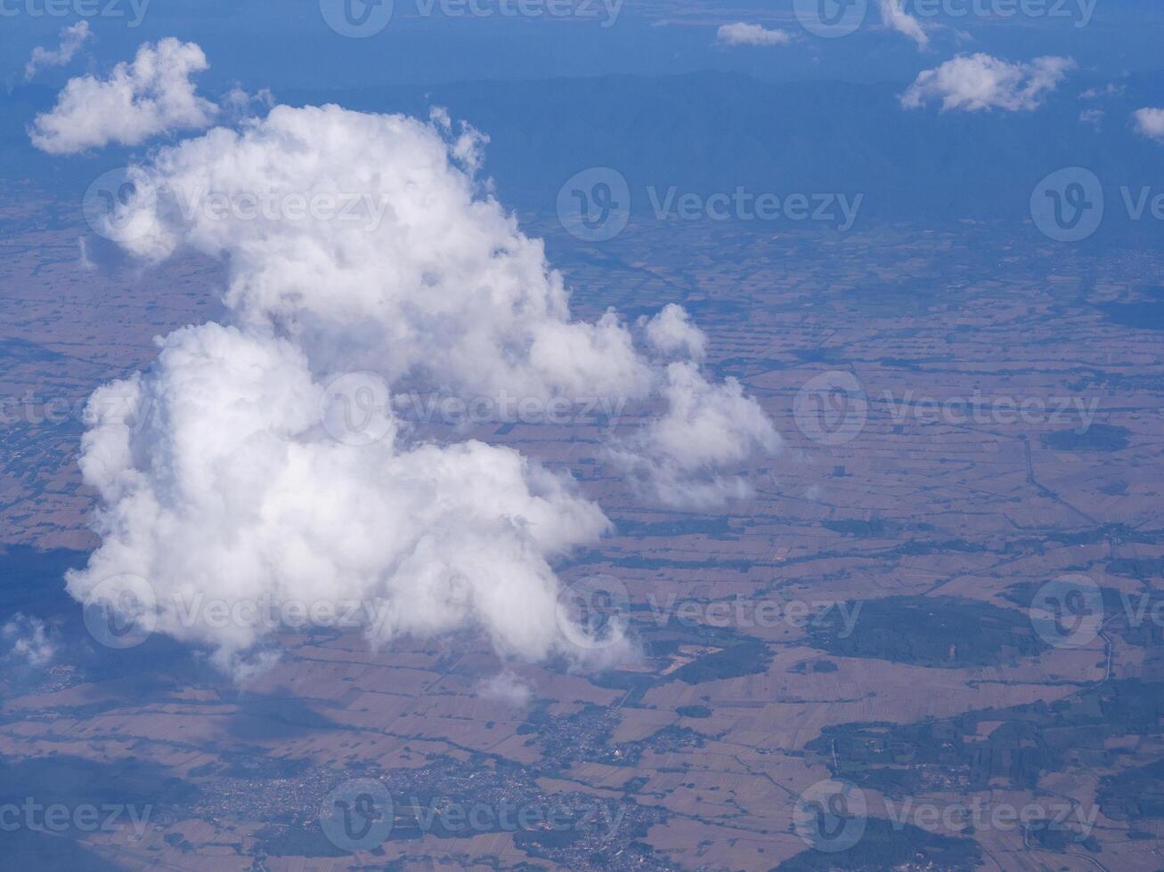 Luftbild von Land und Wolken durch Flugzeugfenster gesehen foto