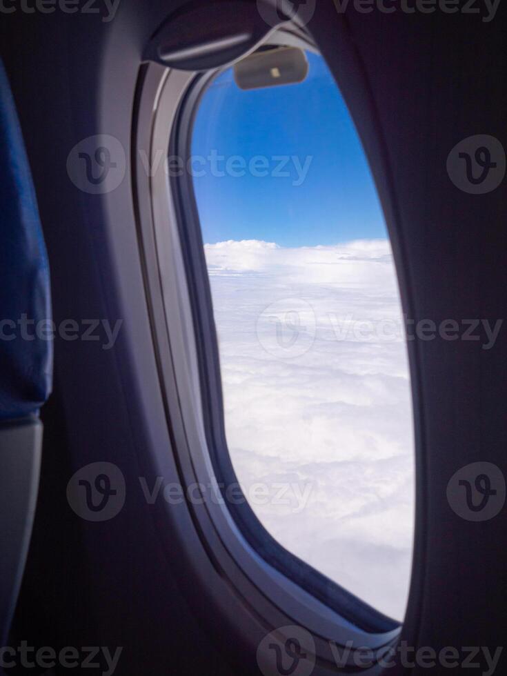 hell Blau Himmel und Weiß Wolken. schön über Himmel Panorama- Aussicht von das Fenster von ein Flugzeug fliegend im das Wolken. Gefühl Freiheit und Neu Inspiration. Horizont Hintergrund mit Kopieren Raum foto