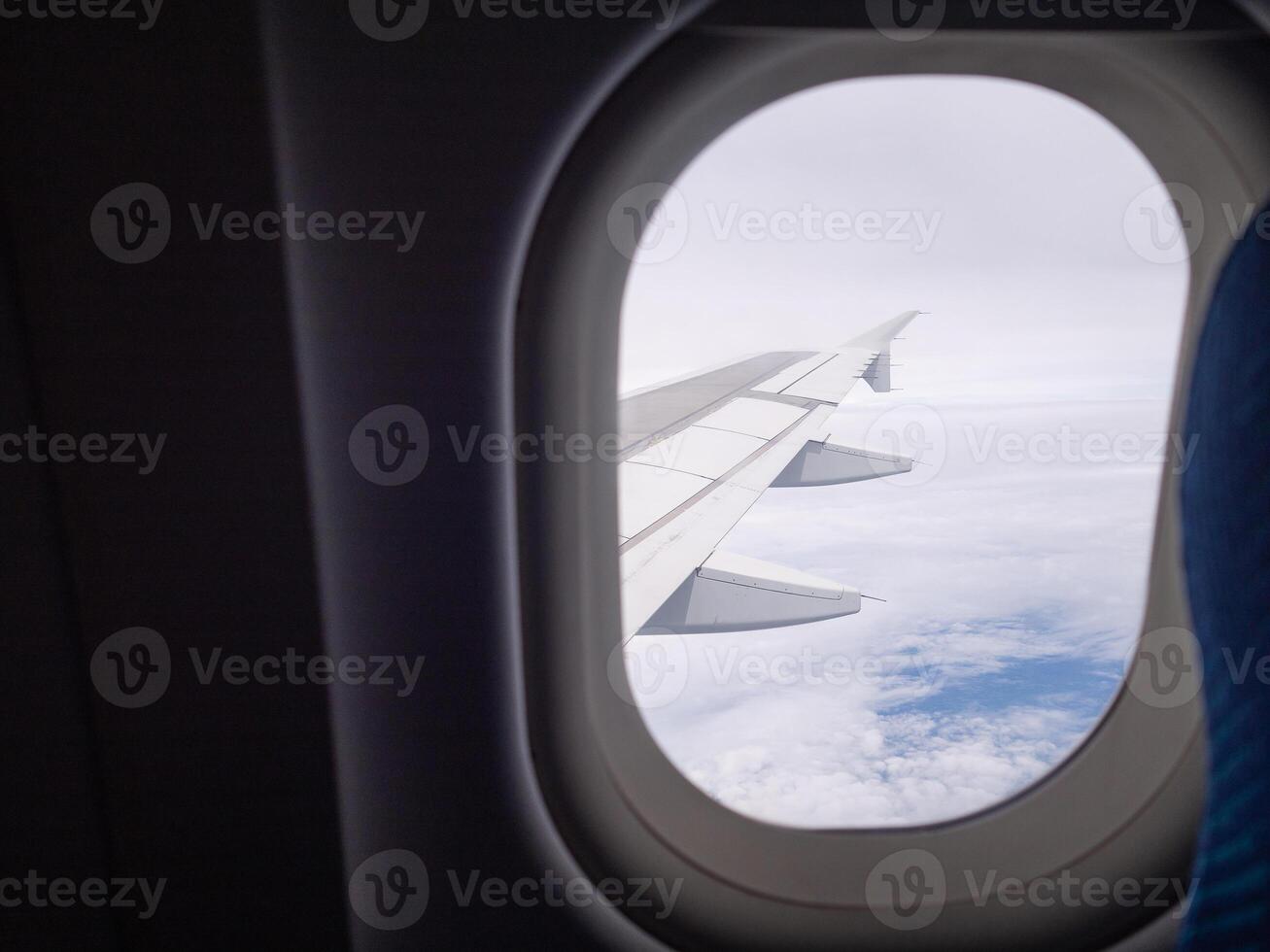 hell Blau Himmel und Weiß Wolken. schön über Himmel Panorama- Aussicht von das Fenster von ein Flugzeug fliegend im das Wolken. Gefühl Freiheit und Neu Inspiration. Horizont Hintergrund mit Kopieren Raum foto