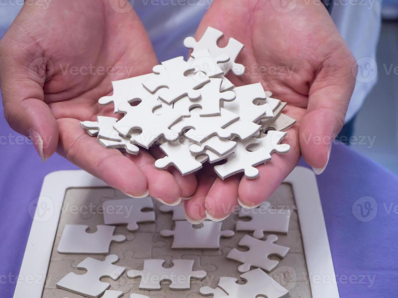 Puzzle Puzzle Stücke auf das Palme jung Mann. Nahansicht Foto. Konzept von Zusammenarbeit und Einheit foto