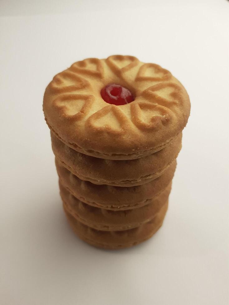 Kekse mit Erdbeere Marmelade auf ein Weiß Hintergrund, schließen oben foto