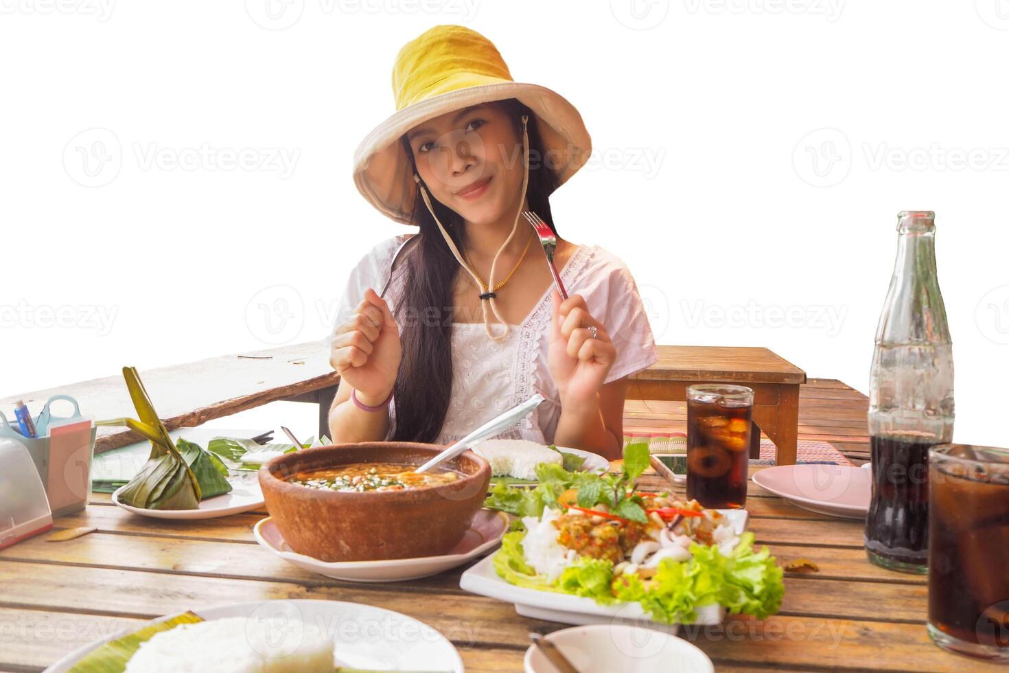 Frau tragen ein Gelb Hut mit thailändisch Essen foto