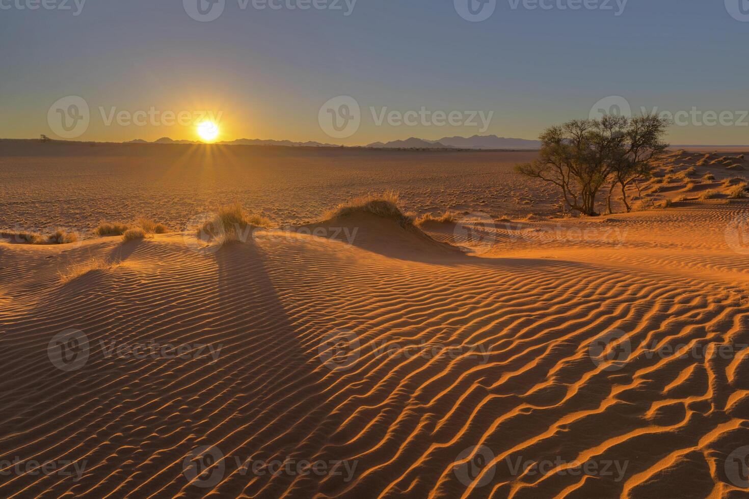 Sonnenuntergang Seite Licht Wellen im das Sand foto