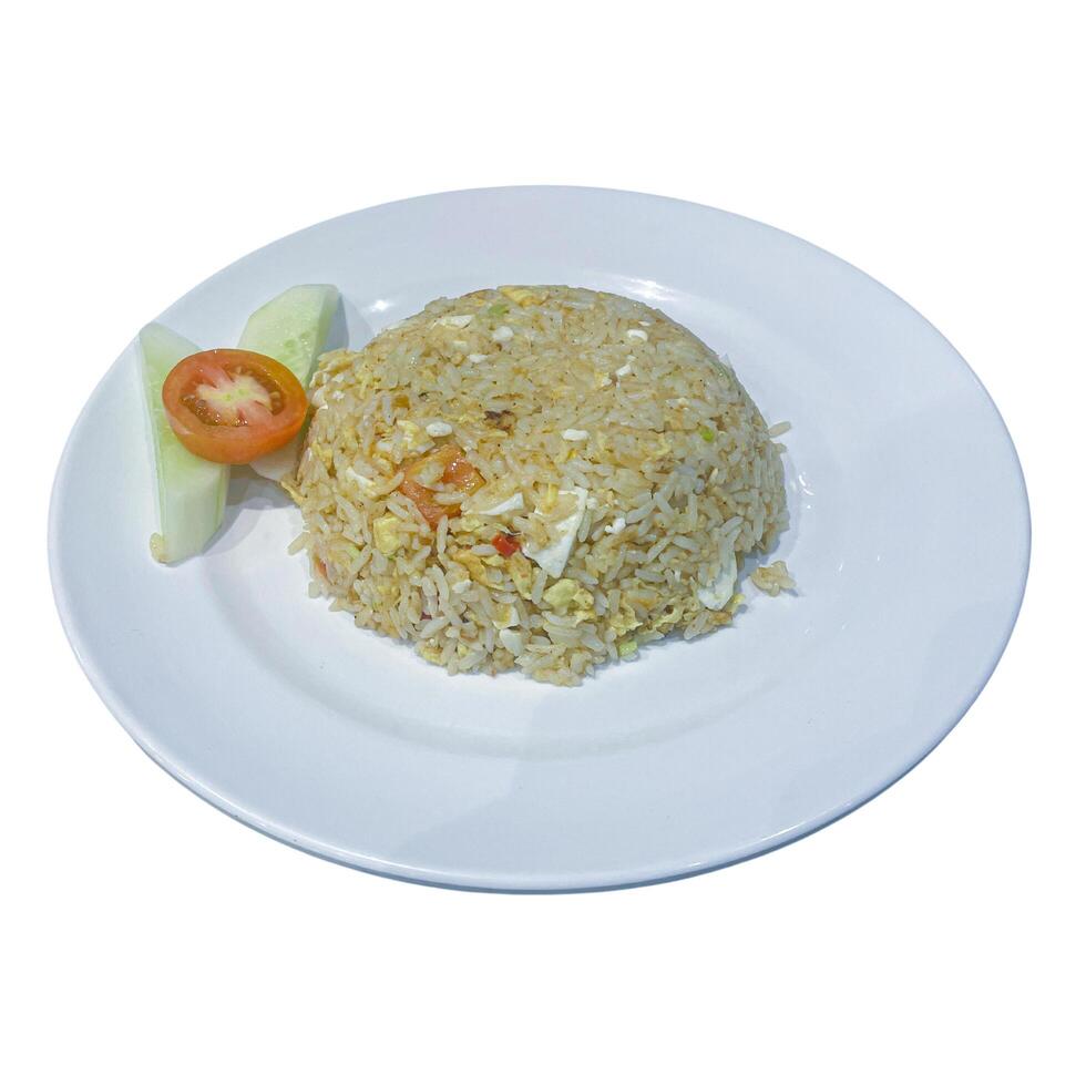 Chinesisch asiatisch Ei und Gemüse gebraten Reis auf ein Weiß Teller isoliert auf Weiß Hintergrund. foto