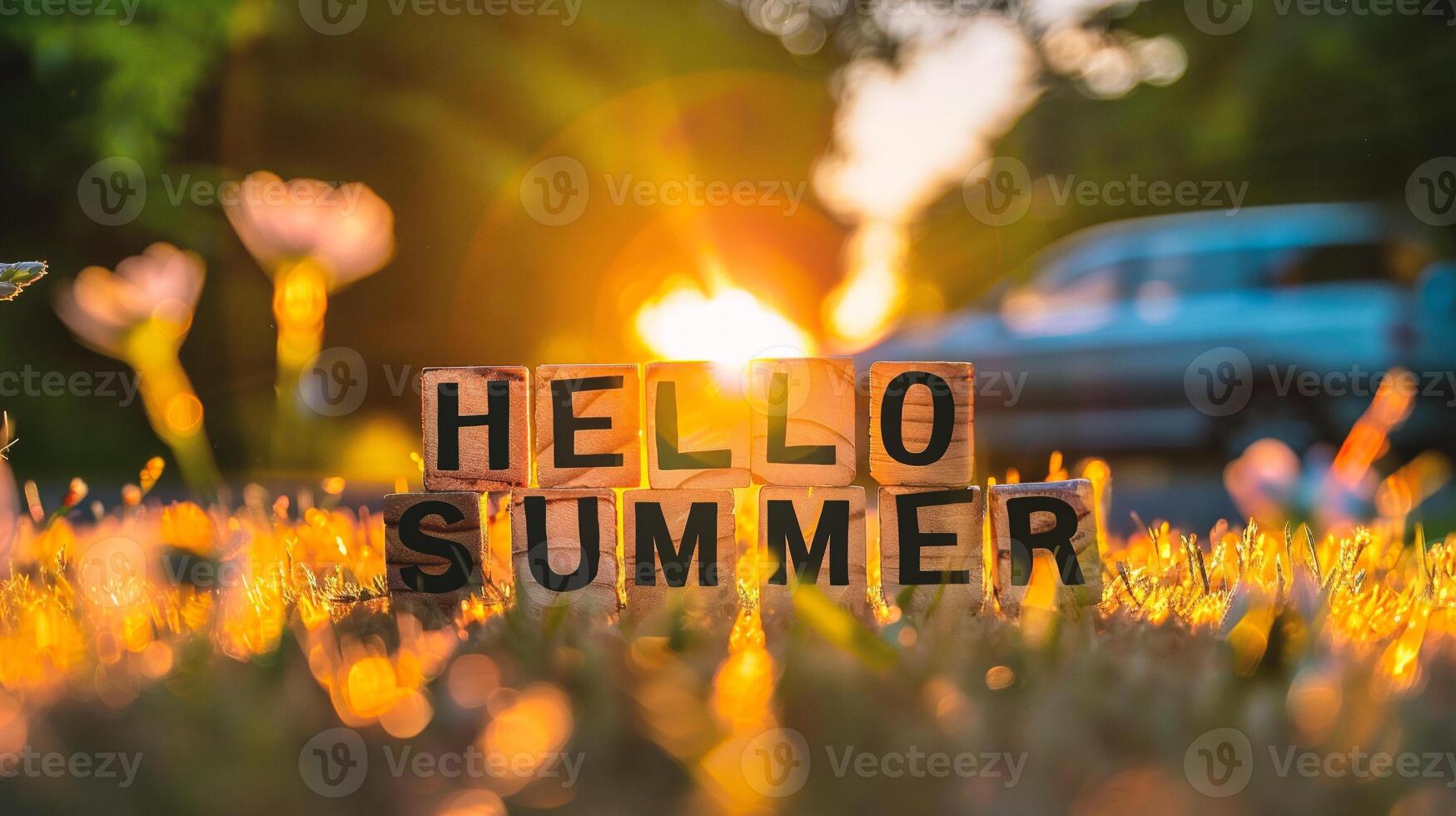 ai generiert Hallo Sommer- Text Botschaft auf hölzern Blöcke im das Gras mit Auto Hintergrund foto
