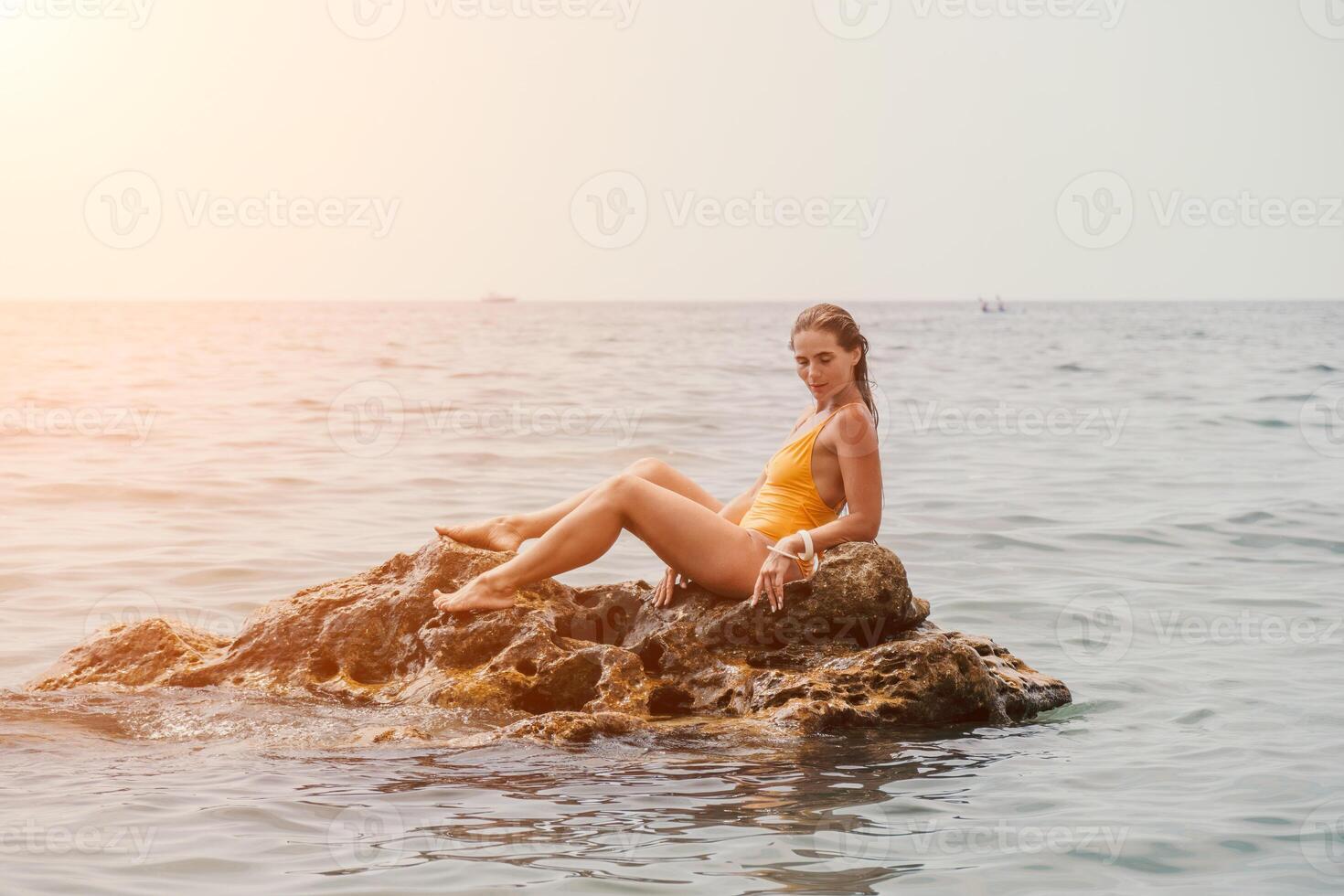 Frau Reise Meer. glücklich Tourist im Hut genießen nehmen Bild draußen zum Erinnerungen. Frau Reisender posieren auf das Strand beim Meer umgeben durch vulkanisch Berge, Teilen Reise Abenteuer Reise foto