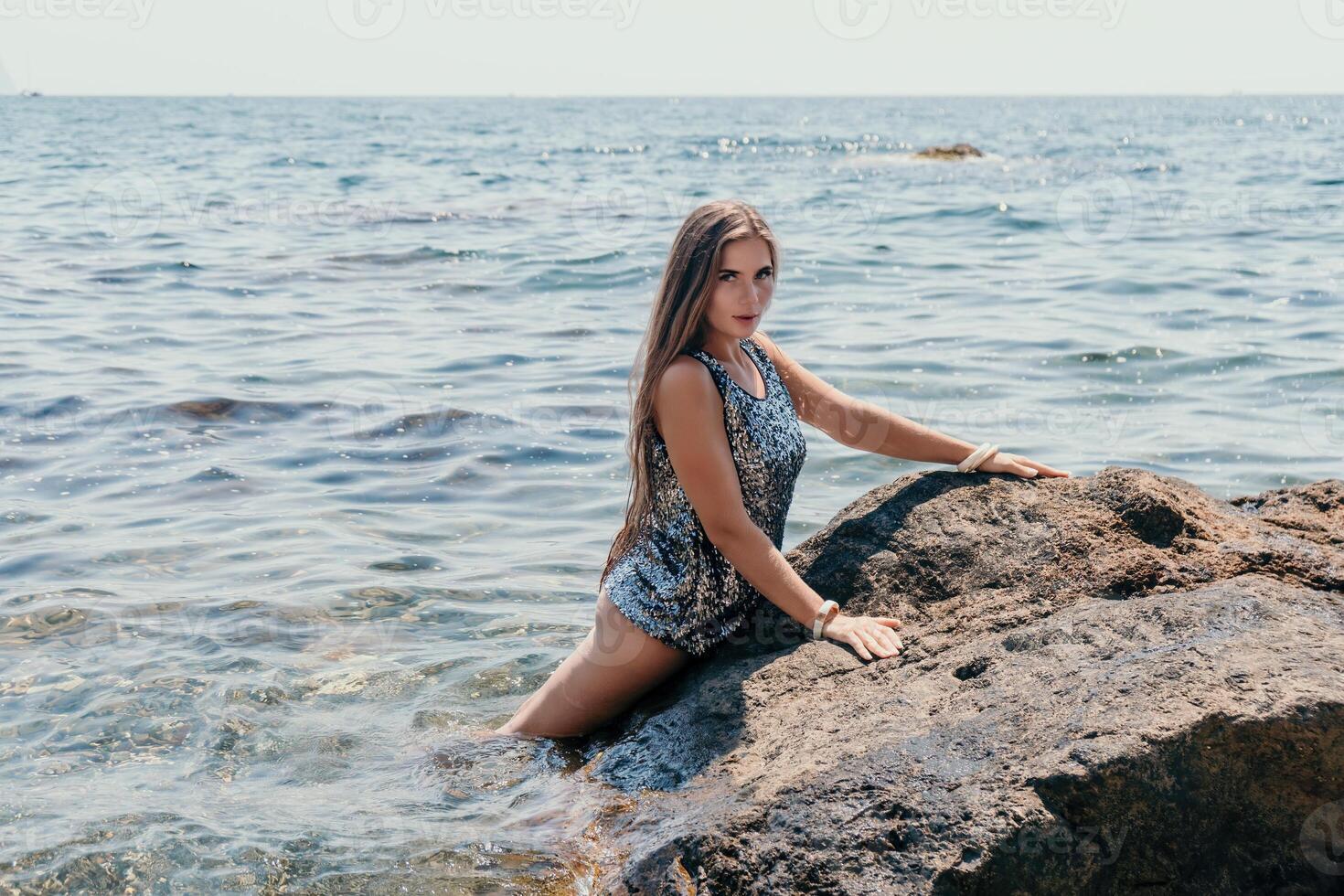 Frau Sommer- Reise Meer. glücklich Tourist genießen nehmen Bild draußen zum Erinnerungen. Frau Reisender posieren auf das Strand beim Meer umgeben durch vulkanisch Berge, Teilen Reise Abenteuer Reise foto