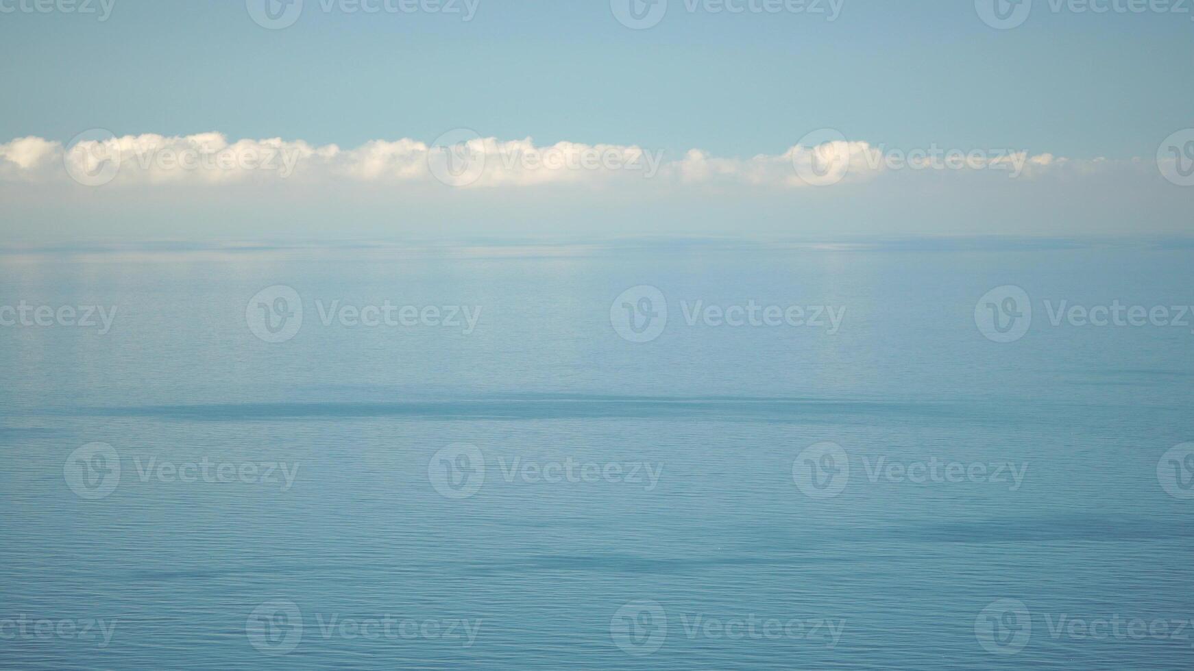 Antenne Panorama- Aussicht von schön Sonnenuntergang über Meer. schön Meereslandschaft. Sonne Blendung, klein Wellen auf das Wasser Oberfläche. Abend. Horizont. niemand. Nein Personen. niemals endend Schönheit von Natur. foto