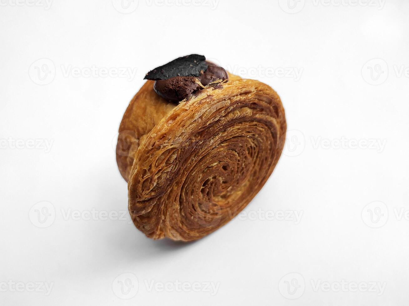 Cromboloni, Neu York rollen Croissant mit Schokolade Soße Belag, isoliert Weiß Hintergrund. foto