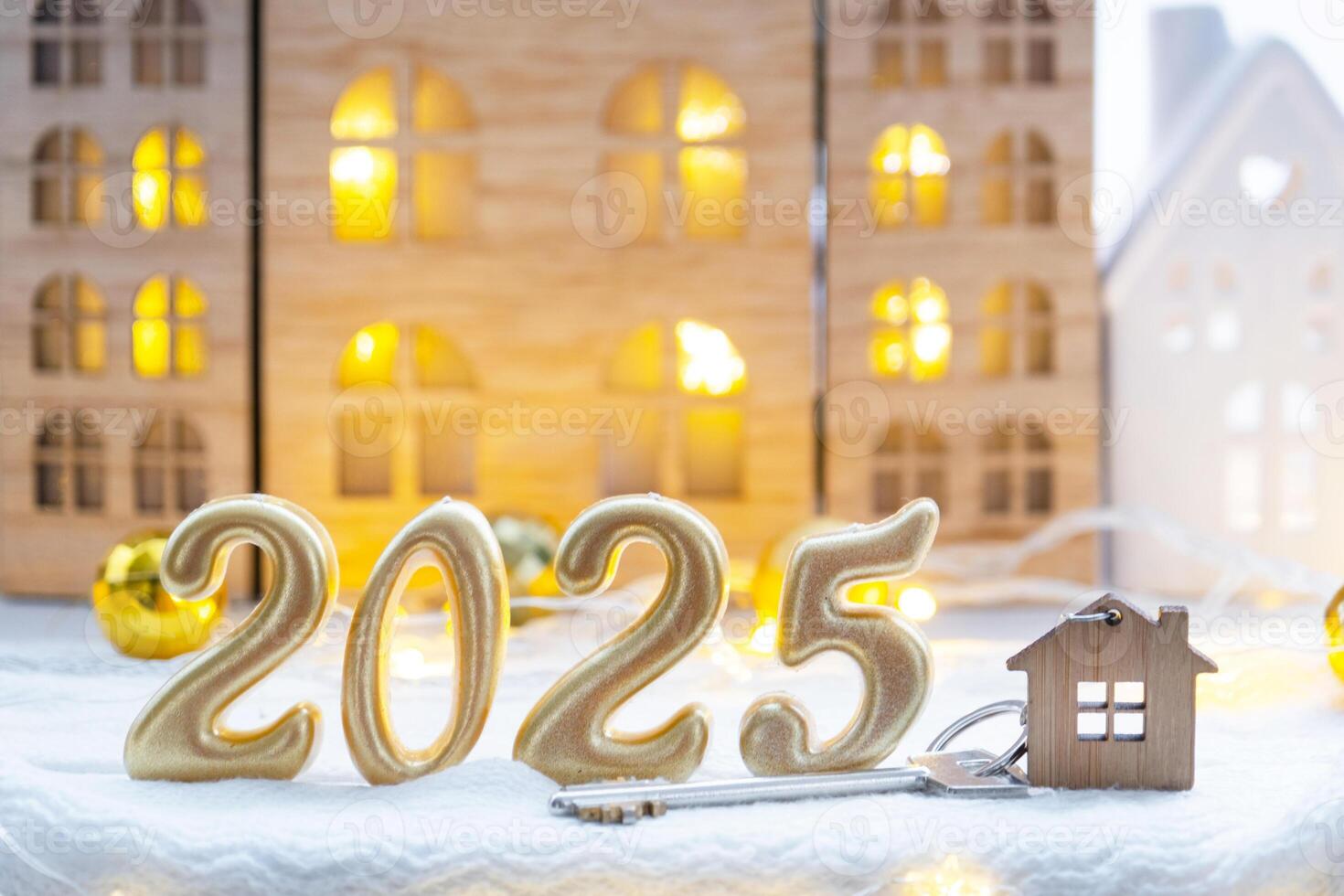 golden zahlen Nummer 2025, Schlüssel und winzig Zuhause auf Hintergrund von gemütlich Fenster von ein Haus mit warm Licht mit festlich Dekor von Sterne, Schnee und Girlanden. Gruß Karte, glücklich Neu Jahr, gemütlich Zuhause foto