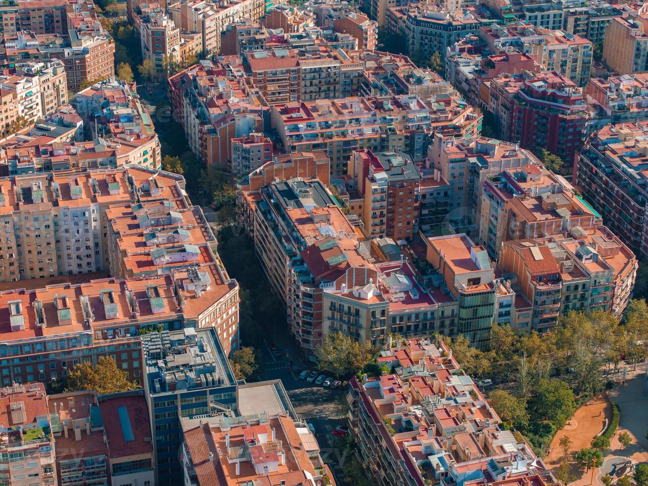 Antenne Aussicht von Barcelona Stadt Horizont und Sagrada familia Kathedrale beim Sonnenuntergang foto