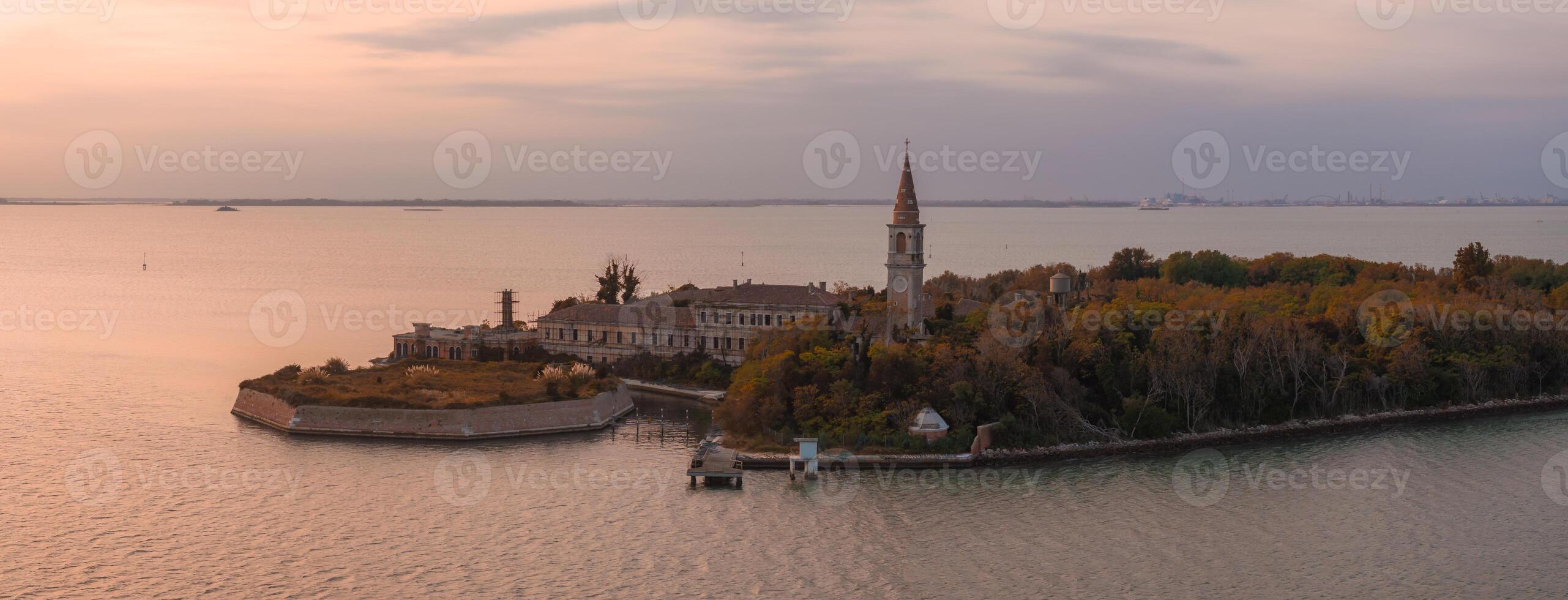 Antenne Aussicht von das geplagt Geist Insel von poveglia im das venezianisch Lagune foto