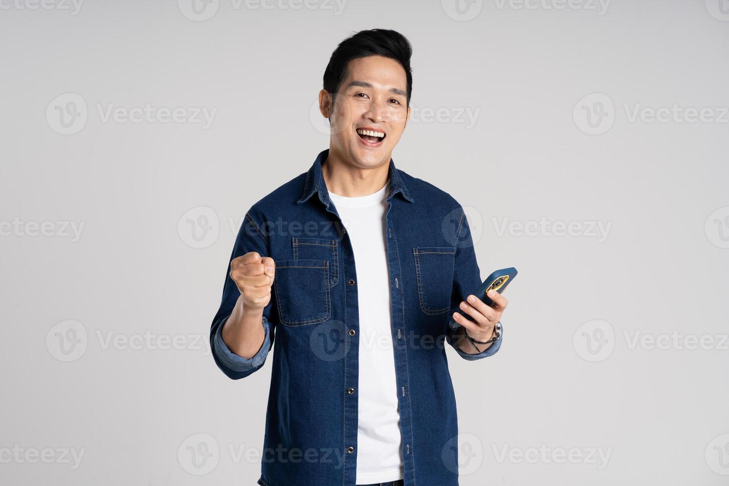 Porträt von asiatisch Mann posieren auf Weiß Hintergrund foto