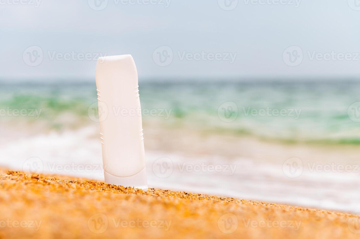 ein Flasche von Sonnenschutz ohne ein Etikette auf das Strand auf ein sonnig Tag. leer zum Werbung Ihre Sahne und Etiketten foto