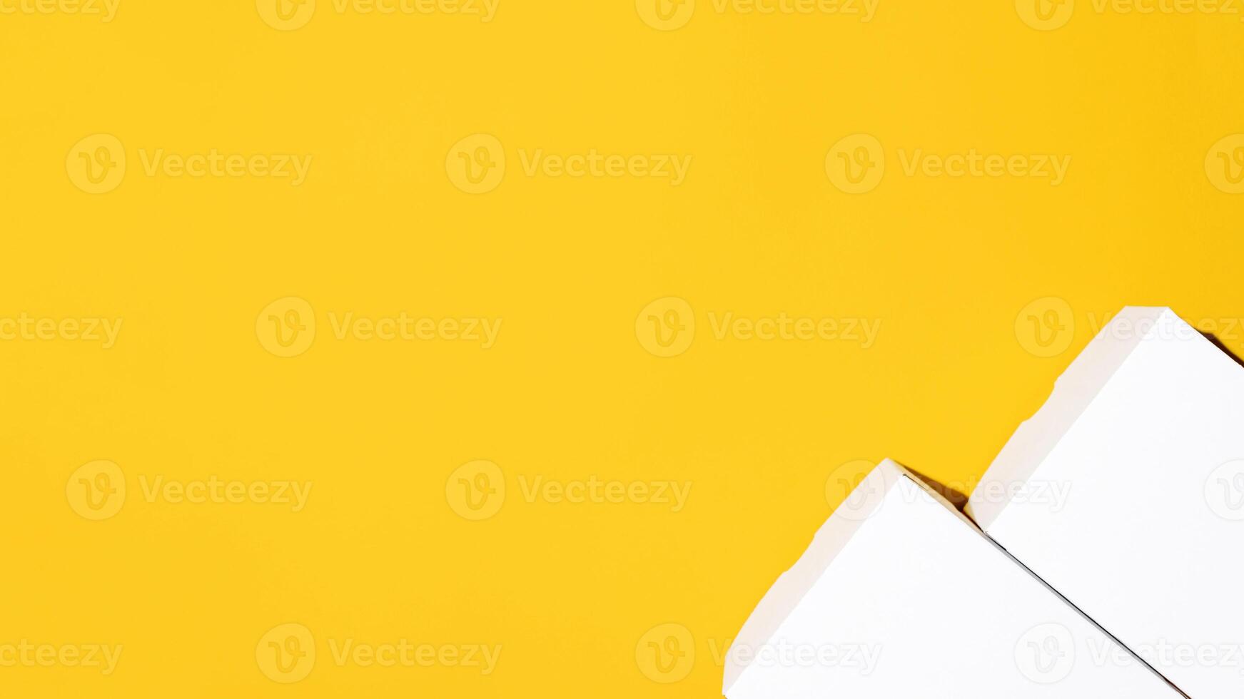 zwei Weiß Kisten spotten oben auf ein Gelb Hintergrund. oben Sicht, Kopieren Raum foto