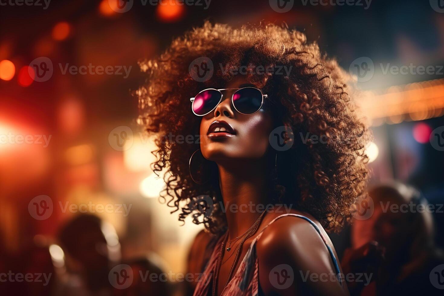 ai generiert Nachtleben, Party Konzept. stilvoll Hipster afrikanisch amerikanisch Frau tragen Sonnenbrille im Menge beim ein Musik- Festival foto