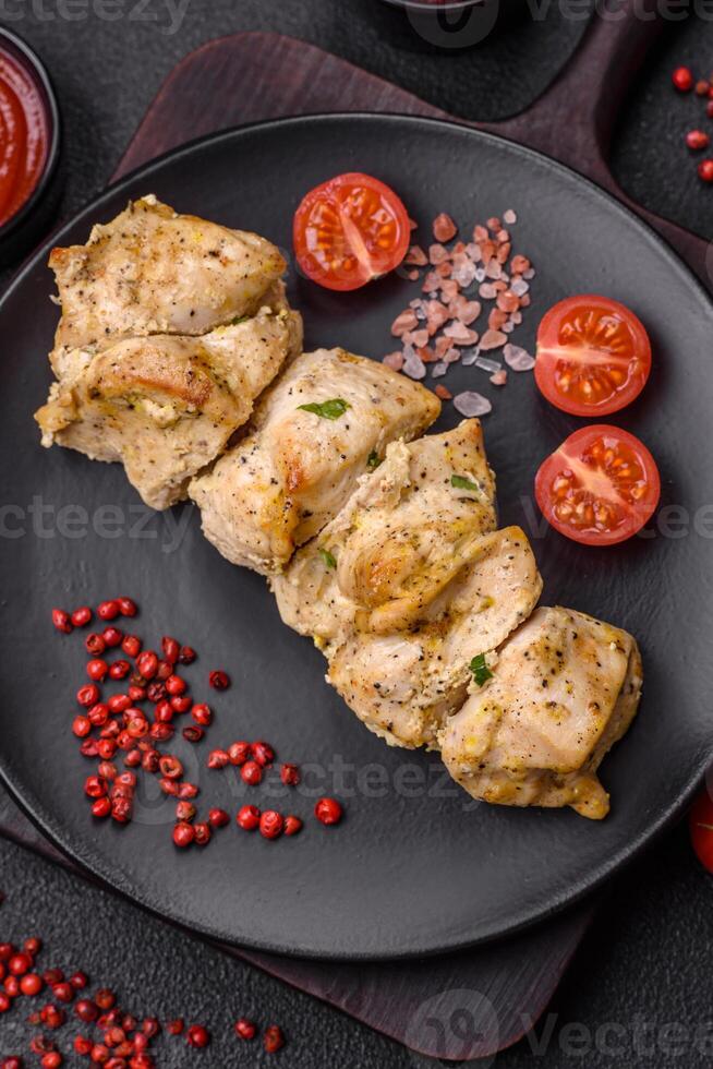 köstlich frisch Hähnchen Fleisch Kebab mit Salz, Gewürze und Kräuter foto