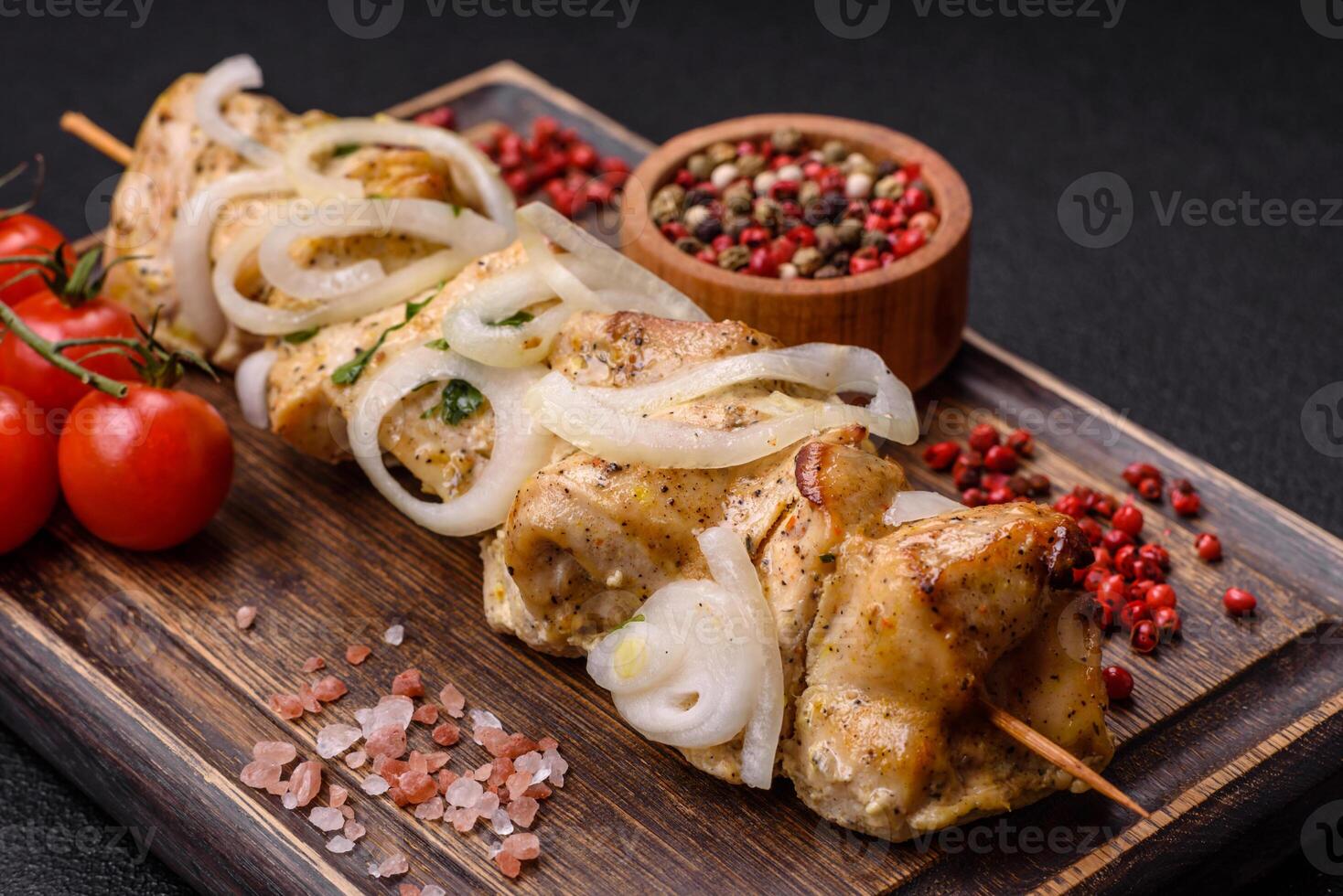 köstlich frisch Hähnchen Fleisch Kebab mit Salz, Gewürze und Kräuter foto